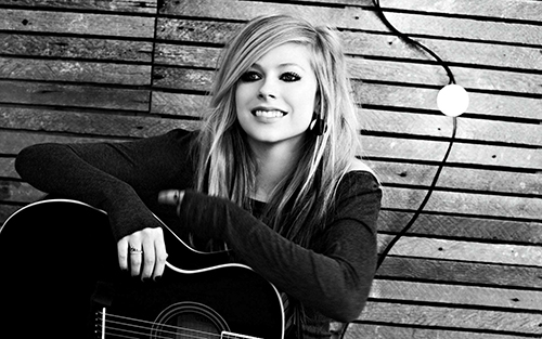 Аврил Лавин (Avril Lavigne) с гитарой 