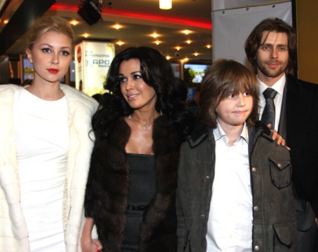 Анастасия Заворотнюк с мужем и детьми фото