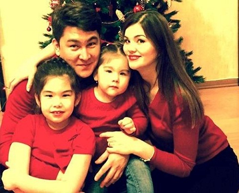 Азамат Мусагалиев с семьей женой и дочерьми фото