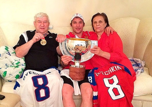 Александр Овечкин с родителями фото
