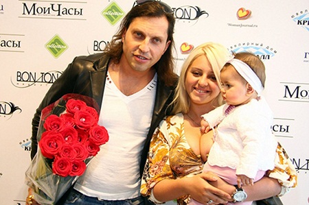 Александр Ревва с женой Анжеликой и дочерью Алисой фото