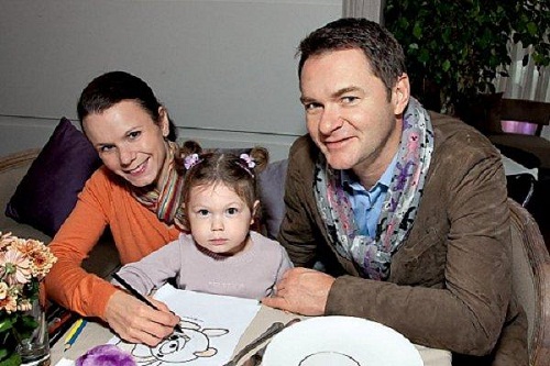 Алексей Тихонов с семьей женой и дочерью фото