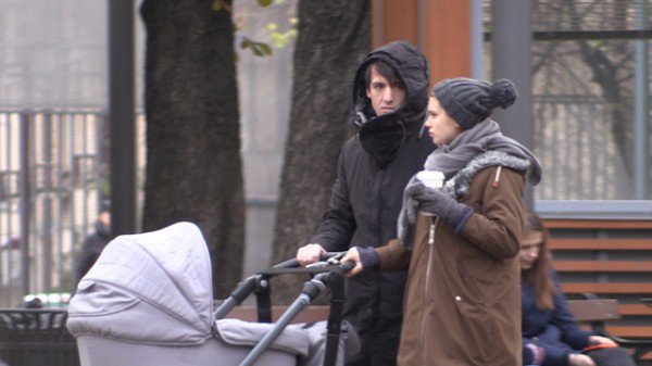 Артур Смольянинов на прогулке с женой и новорожденным сыном фото