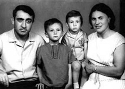Валерий Меладзе с родителями и братом в детстве фото