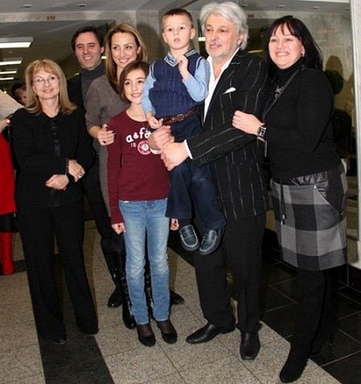 Вячеслав Добрынин с семьей женой, дочкой и внуками фото