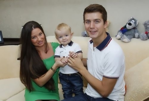 Денис Косяков с семьей женой и сыном фото