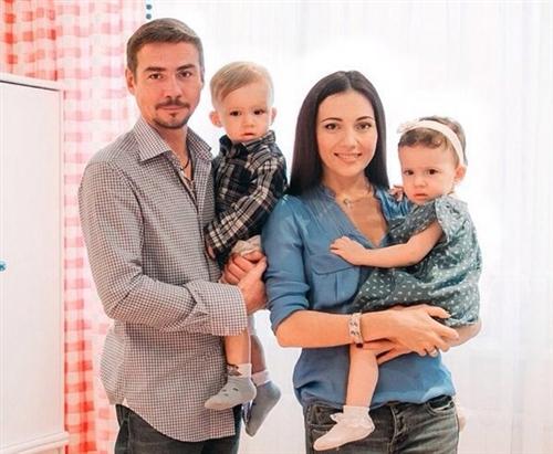 Денис Никифоров с женой и детьми фото