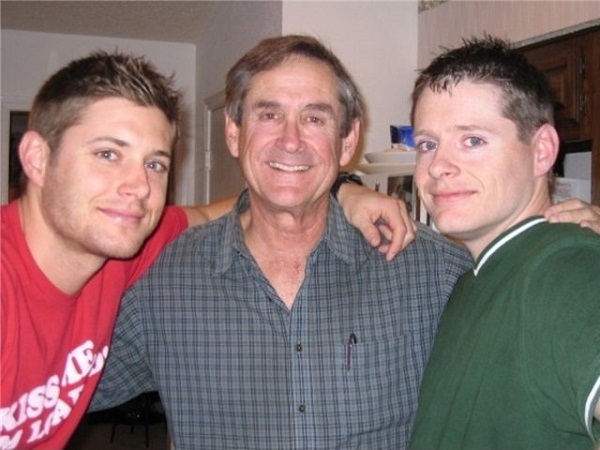 Дженсен Эклз с семьей отцом и старшим братом Джошем фото