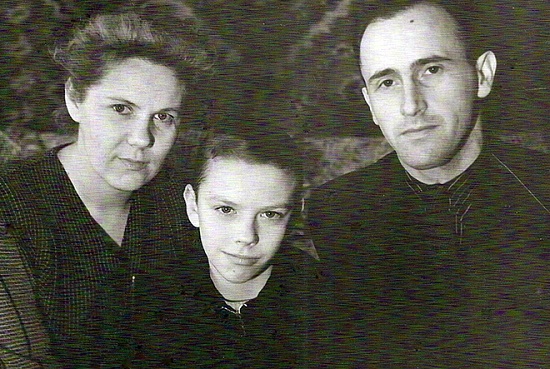 Дмитрий Крылов в детстве с родителями фото