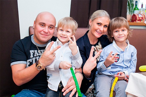 Доминик Джокер с семьей бывшей женой и сыновьями фото