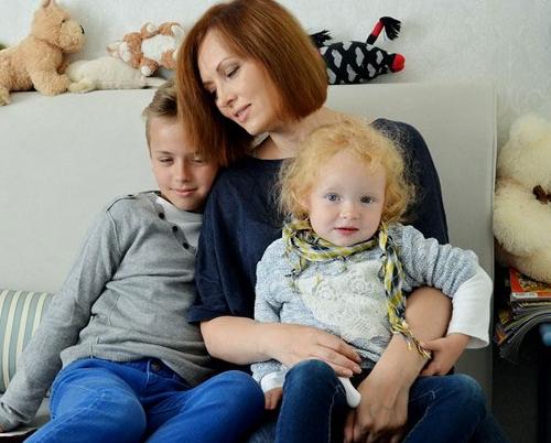 Елена Ксенофонтова с сыном Тимофеем и дочерью Софией фото