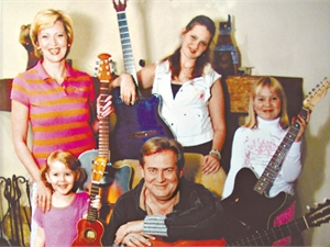 Юрий Стоянов с семьей: женой Еленой и детьми фото