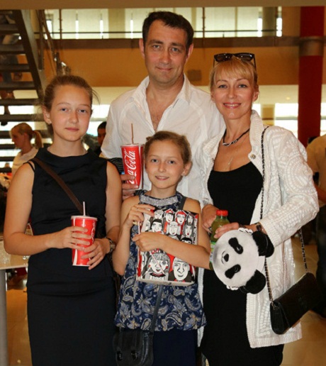 Константин Юшкевич с семьей женой и дочерьми фото