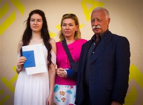 Леонид Якубович с семьей женой и дочерью фото