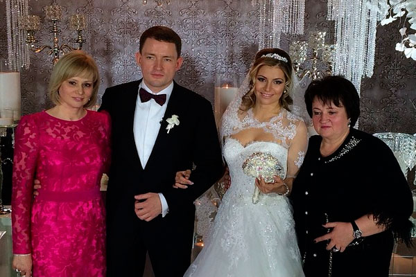 Мария Кириленко с семьей мужем и мамами фото