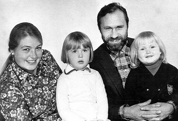 Мария Шукшина в детстве с родителями и сестрой фото