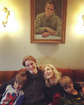 Мария Шукшина с сыновьями фото