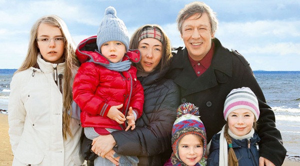Михаил Ефремов с семьей женой Софьей Кругликовой и детьми фото