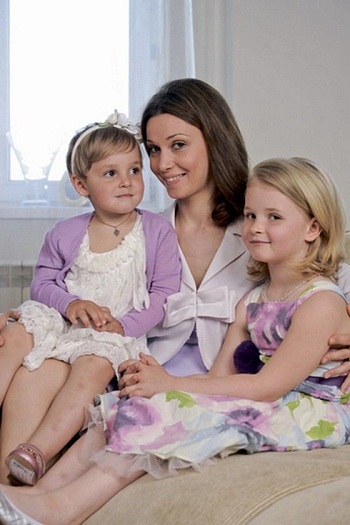 На фото Александра Урсуляк с дочерьми Анастасией и Анной 