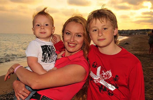 Наталья Гудкова с сыновьями фото