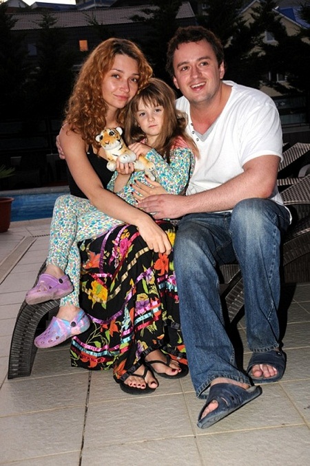 Никита Зверев с женой Юлией Мавриной и ее дочкой от первого брака фото