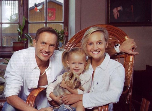 Роман Костомаров с семьей женой и дочерью фото