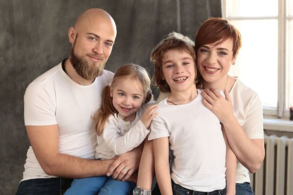 Тутта Ларсен с семьей: мужем Валерием и детьми фото