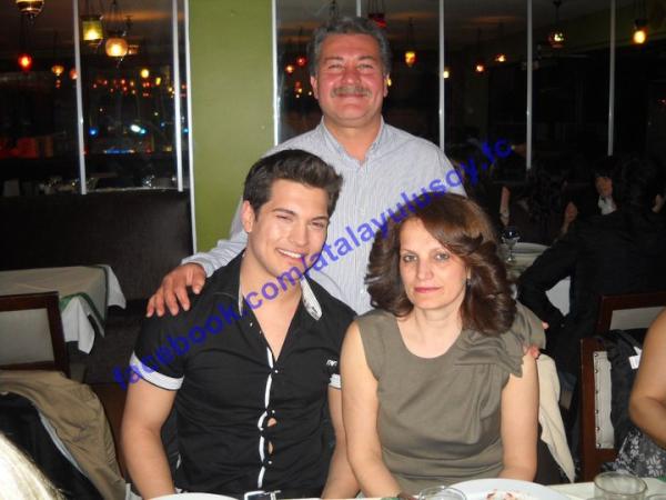 Чагатай Улусой с родителями фото