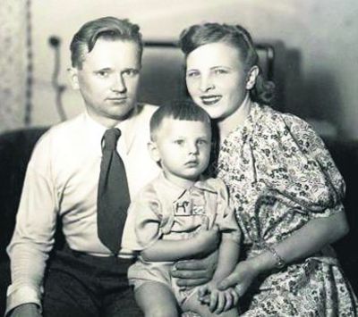 Юрий Антонов в детстве с родителями фото