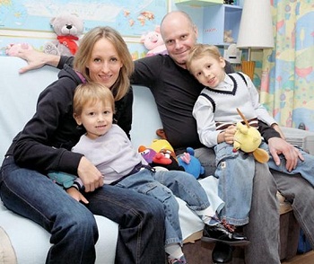 Алексей Кортнев с семьей: женой и детьми фото