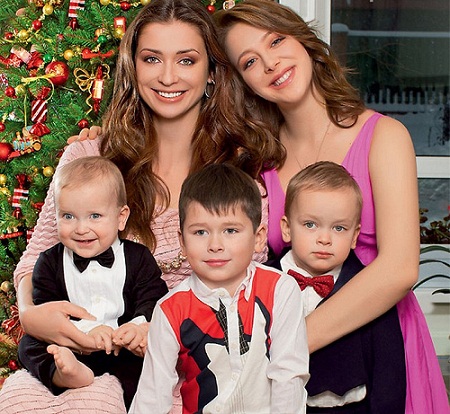Мария Ситтель с детьми - сыновьями Колей, Саввой, Иваном и дочерью Дарьей фото